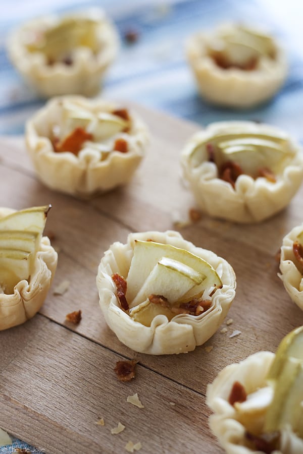 These Apple Bacon Brie Bites are a quick and easy throw-together appetizer recipe. They're perfect for Thanksgiving or Christmas and are a great option for a last minute hors d'oeuvre this holiday season or for any special occasion!