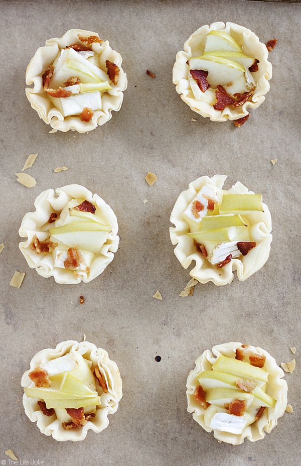 These Apple Bacon Brie Bites are a quick and easy throw-together appetizer recipe. They're perfect for Thanksgiving or Christmas and are a great option for a last minute hors d'oeuvre this holiday season or for any special occasion!